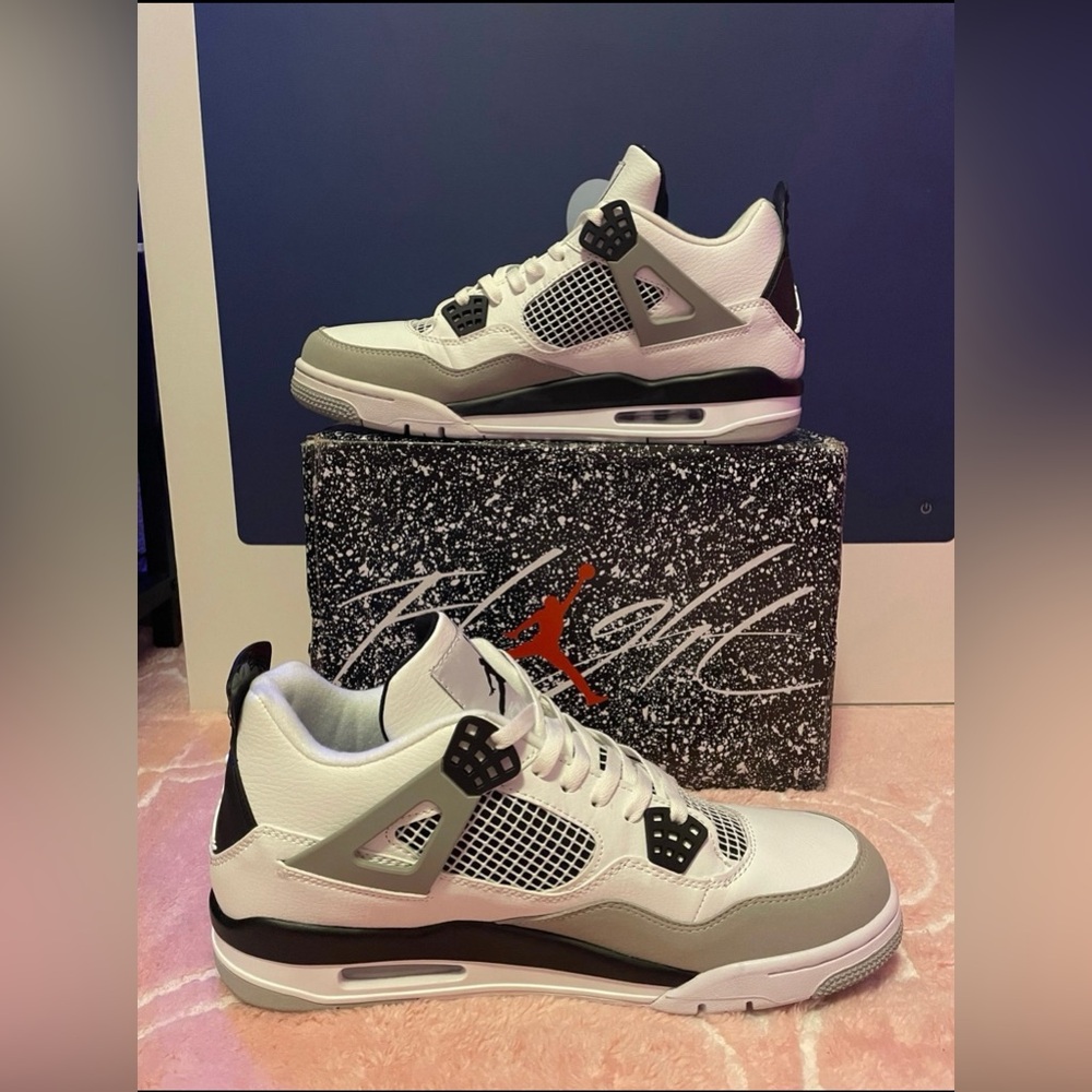 2022
Nike Air Jordan 4 Retro 'Military black'